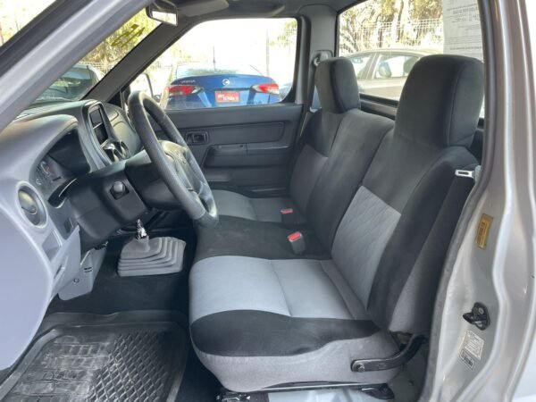 NISSAN NP300