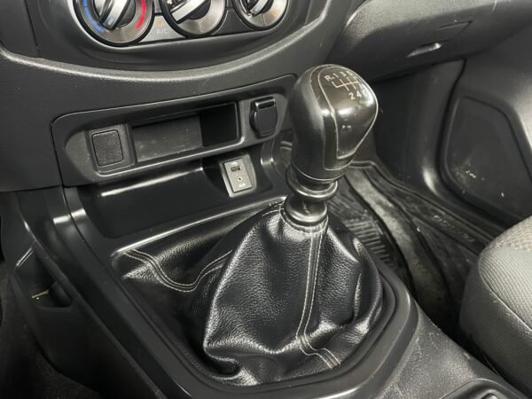 NISSAN NP300