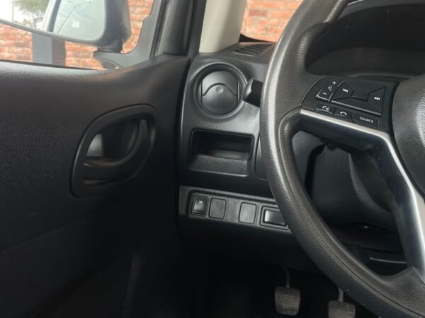NISSAN NP300