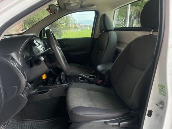 NISSAN NP300