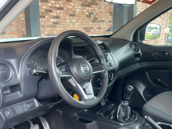 NISSAN NP300