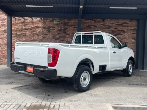 NISSAN NP300