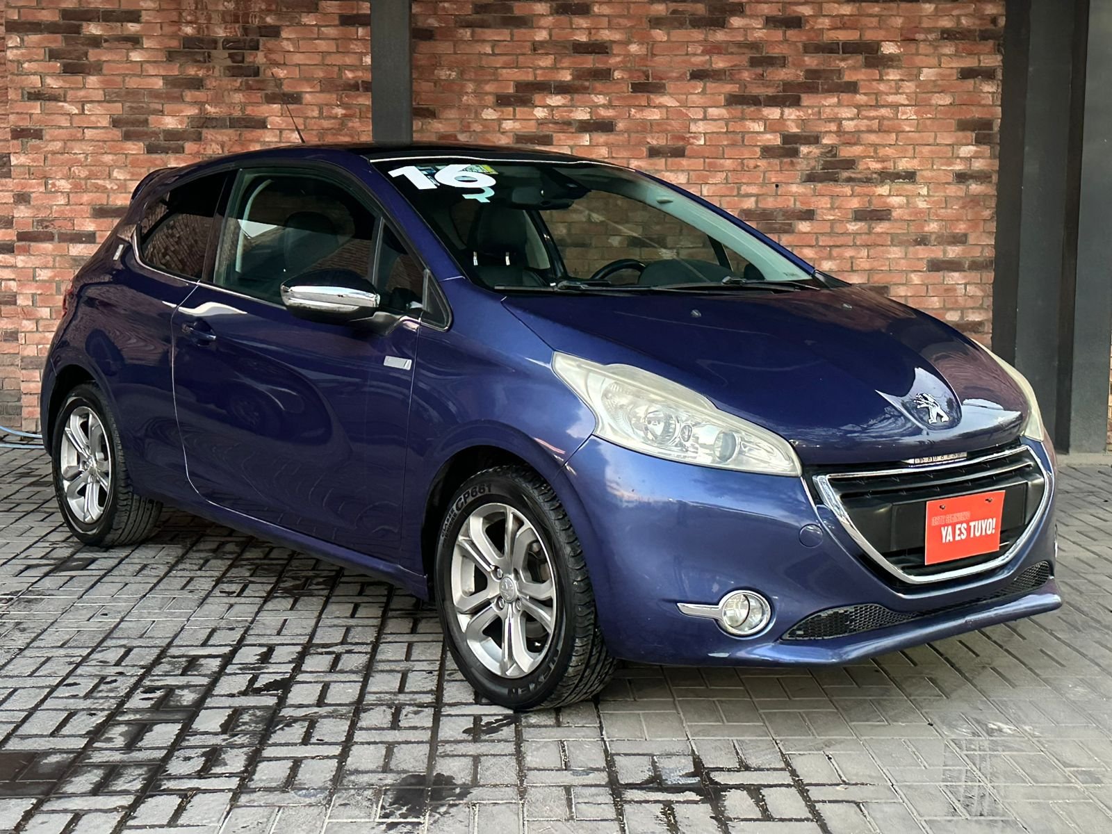 PEUGEOT 208