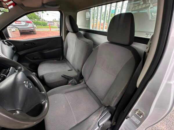NISSAN NP300