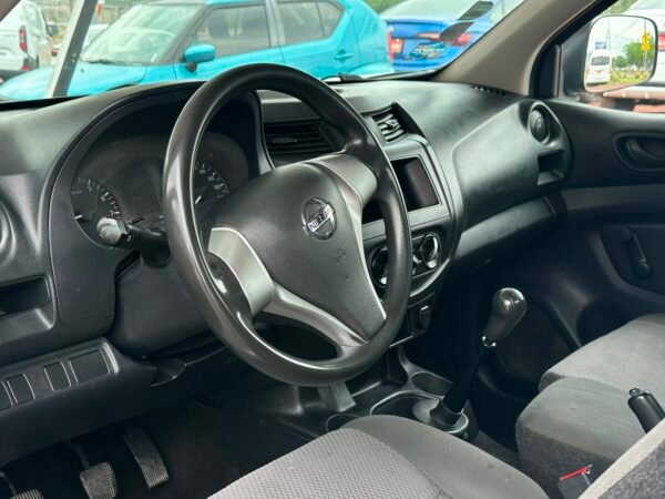 NISSAN NP300