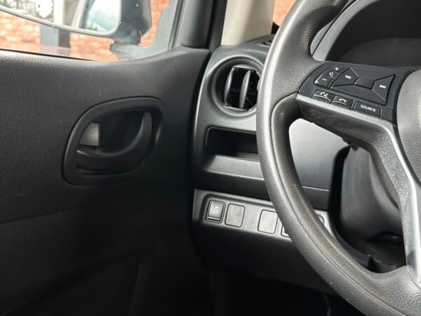NISSAN NP300