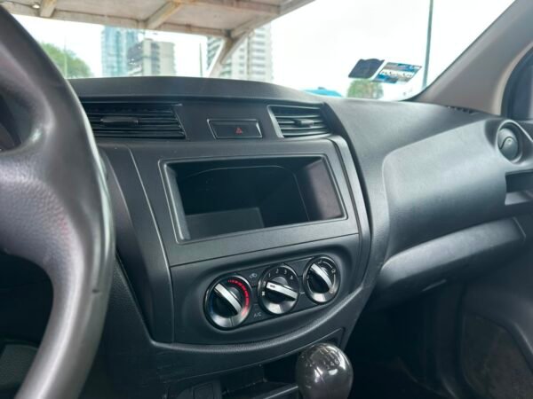 NISSAN NP300