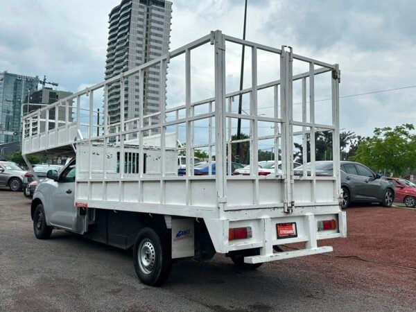 NISSAN NP300