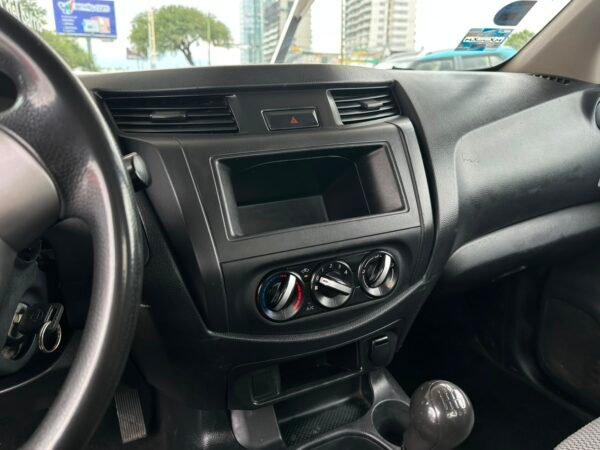 NISSAN NP300