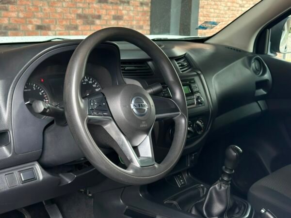 NISSAN NP300