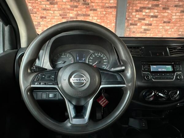 NISSAN ESTACAS