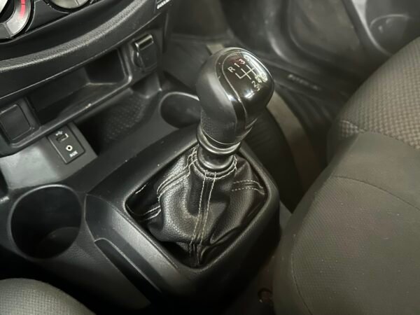 NISSAN ESTACAS