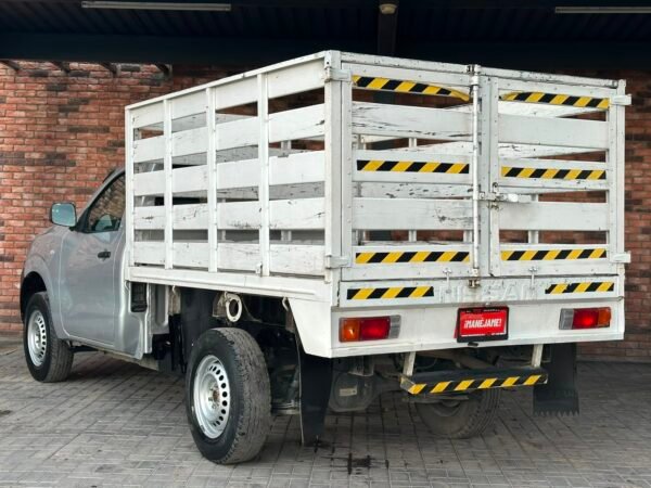 NISSAN ESTACAS
