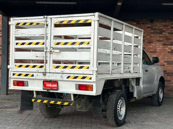 NISSAN ESTACAS
