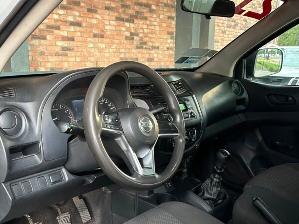 NISSAN ESTACAS