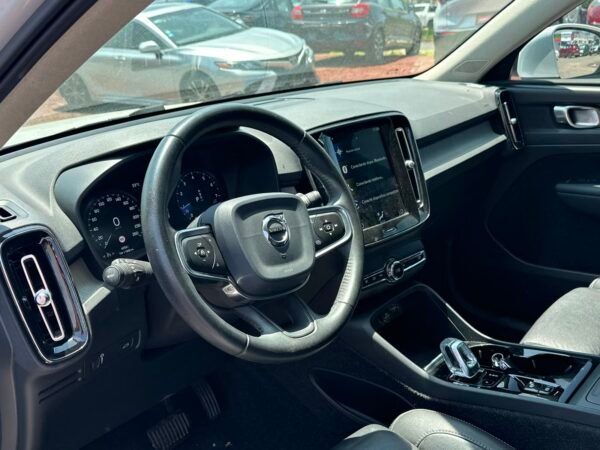 VOLVO CX-40