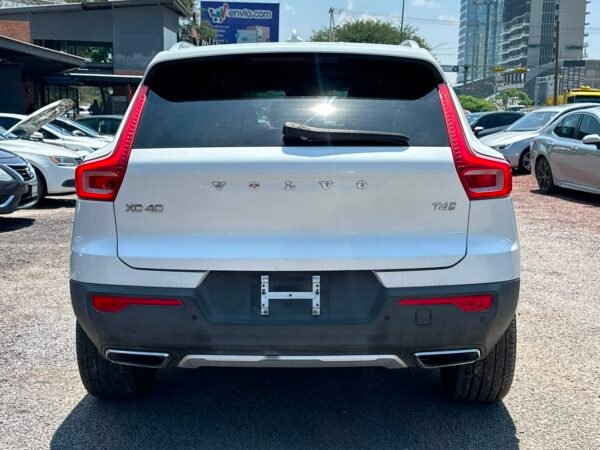 VOLVO CX-40