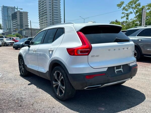 VOLVO CX-40