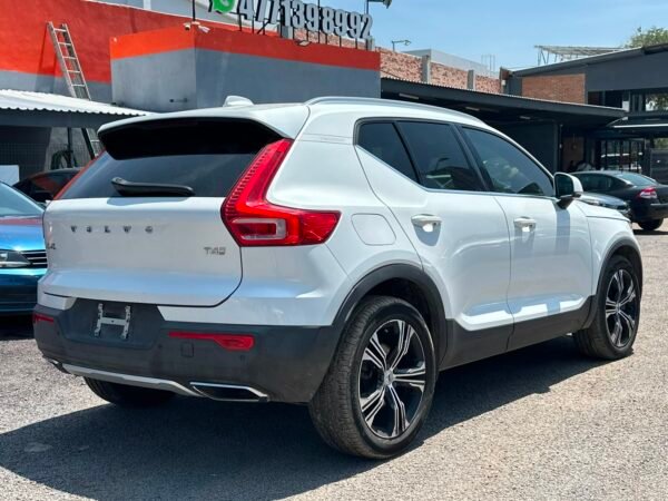 VOLVO CX-40
