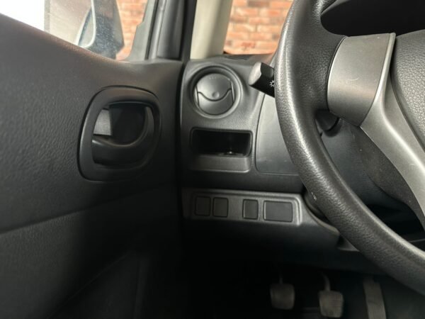 NISSAN NP300