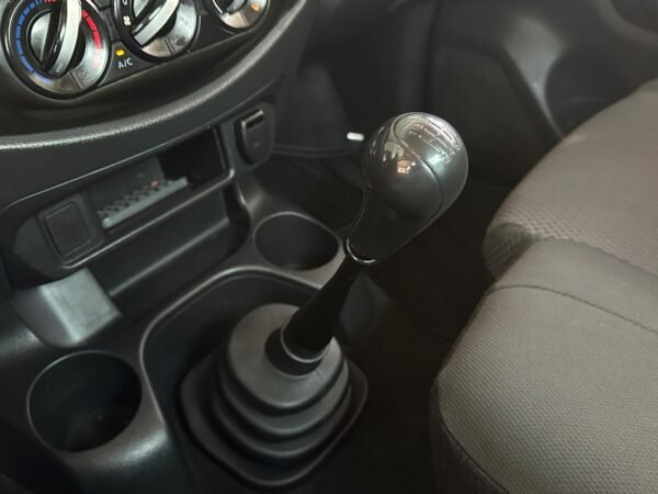 NISSAN NP300