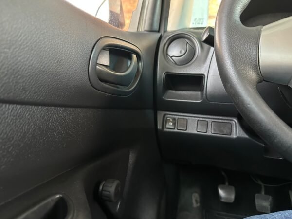 NISSAN NP300