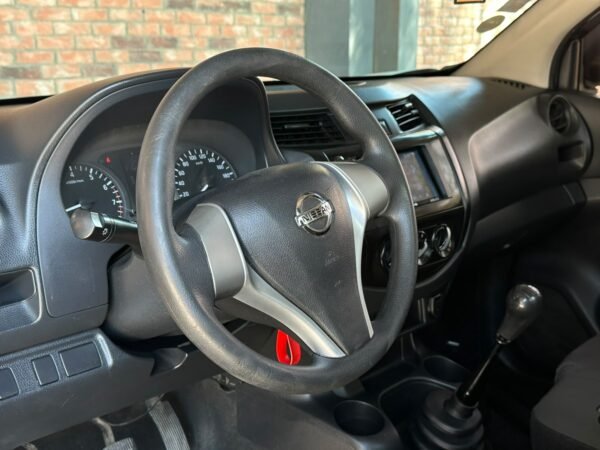 NISSAN NP300