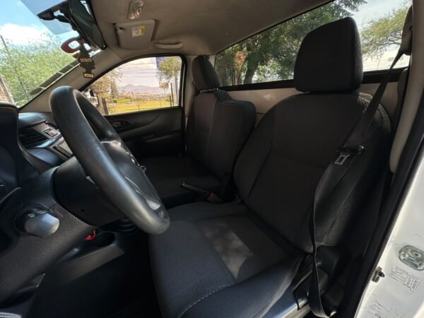 NISSAN NP300